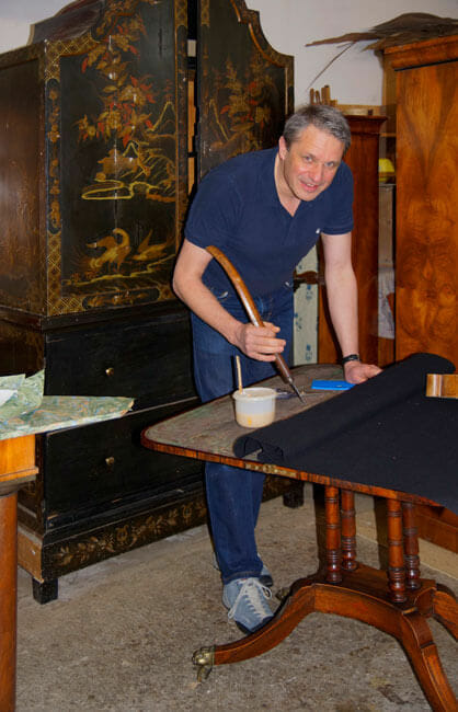 Das Bild zeigt Biedermeier-Möbel und Möbel des 18. und 19. Jahrhunderts die gerade restauriert werden. Möbelrestaurierung ist heute auch ein beliebtes Studium.