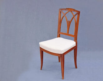 Auf dem Bild ist ein Louis-seize-Stuhl um 1800 zu sehen.