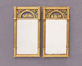 Zwei fast gleiche Empire-Spiegel nebeneinander, blattvergoldet und mit originalem alten Spiegelglas.