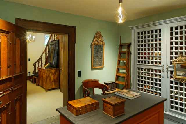Blick in unseren kleinen Ausstellungsraum in dem wir Kunsthandel mit antiken Möbeln betreiben.