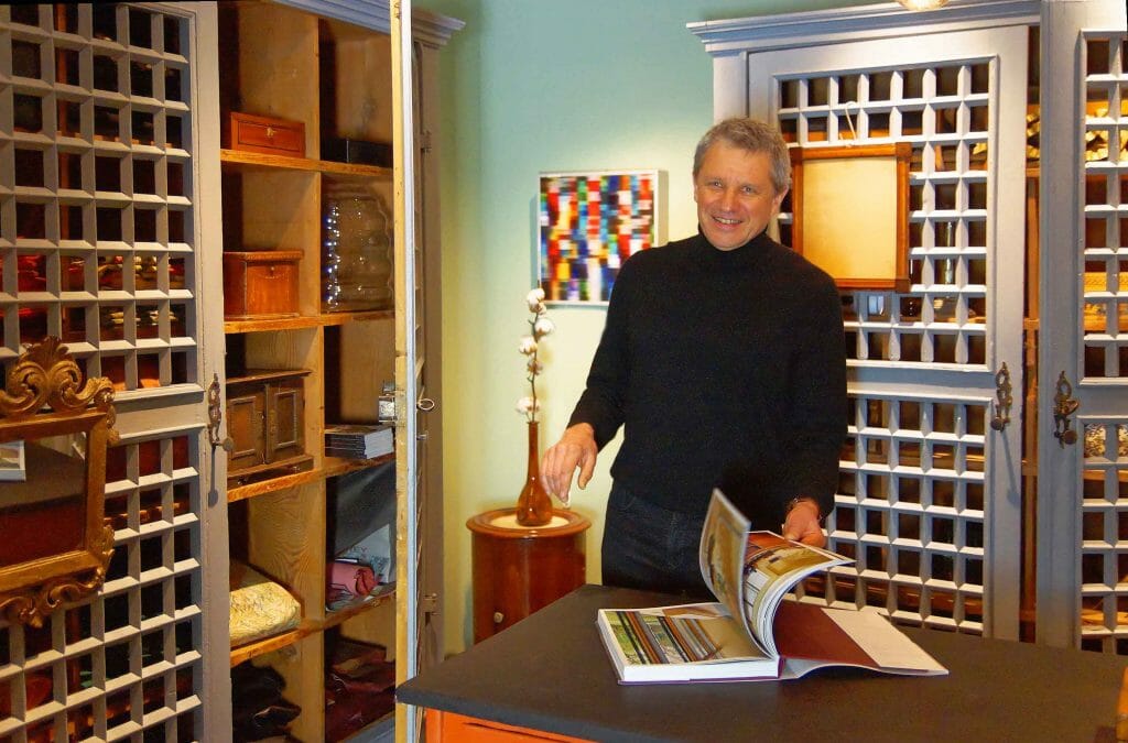 Über uns: Das Bild zeigt Johannes Kössler und seine Biedermeier-Möbel und antike Möbel in seinem kleinen Ausstellungsraum. Lernen Sie mit seinem Angebot Biedermeier-Möbel erkennen.
