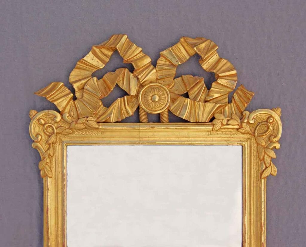 Schleife an einem Louis-seize-Spiegel um 1780