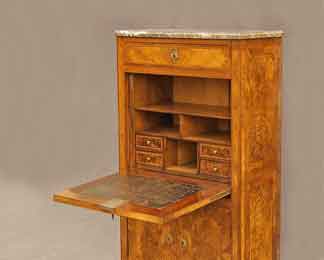 Auf dem Bild ist ein Louis-seize-Schreibschrank aus Nussbaum. Es ist ein sehr gut erhaltenes feines Schreibmöbel, relativ klein aber sehr fein gearbeitet.