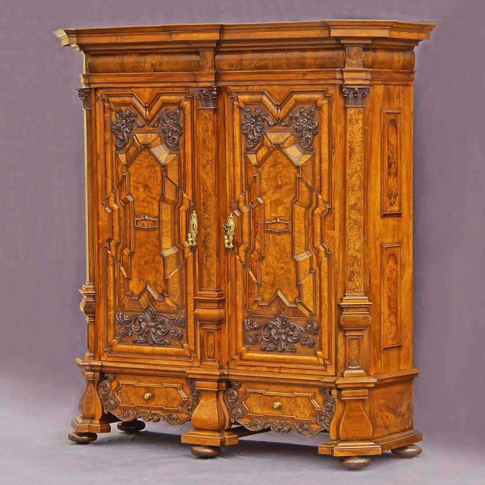Das Bild zeigt das typischste Barock-Möbel nämlich einen Schrank aus der Mitte des 18. Jahrhunderts. Dieser große Schrank aus der Barockzeit ist höchste Handwerkskunst und ist ein typisches Barock-Möbel.
