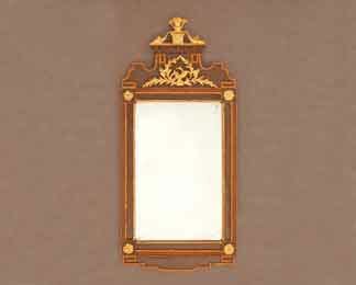 Petit miroir Louis XVI so werden in Frankreich Louis-seize-Spiegel genannt. Auf dem Bild ist so ein antiker Spiegel mit vergoldeten Teilen zu sehen.