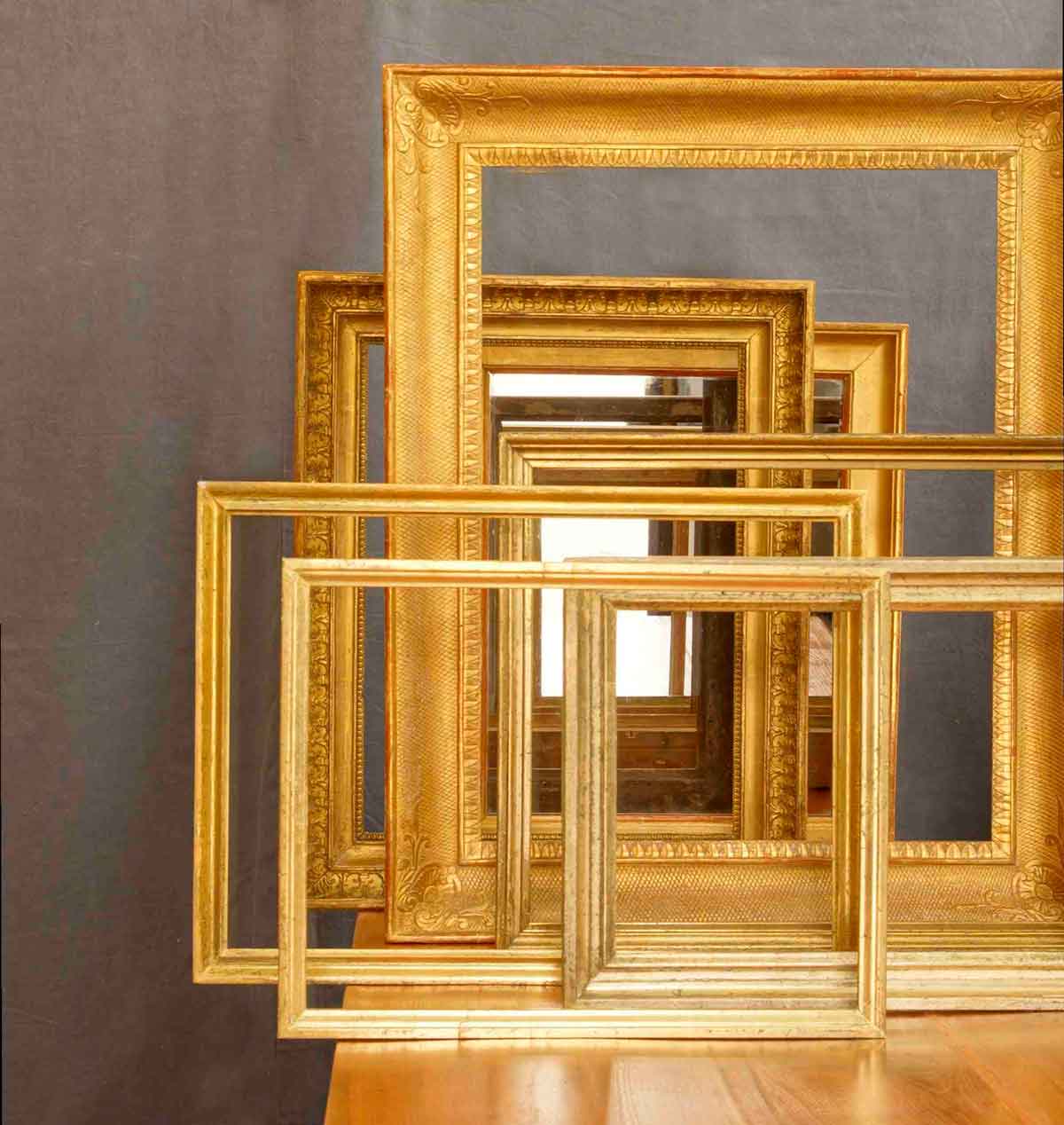 Auf dem Bild sind echte blattvergoldete Rahmen aus dem 19. Jahrhundert zu sehen