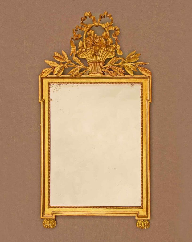 Das Bild zeigt einen Spiegel: "Festlicher Louis-XVI-Spiegel reich geschnitzt und vergoldet"