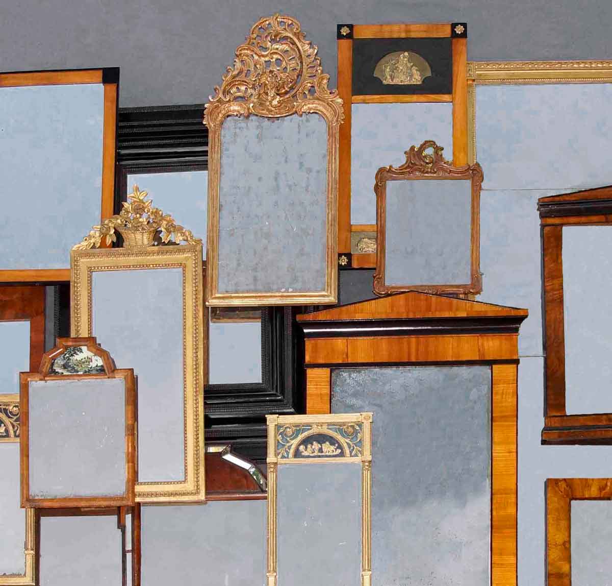 Bild mit Spiegeln vor grauem Hintergrund: "antike Spiegel"