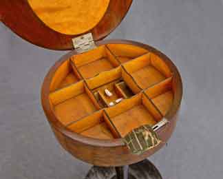 Das Bild zeigt ein Biedermeier-Möbel. Es ist antiker Nähtisch aus der Biedermeierzeit.