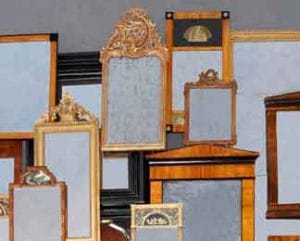 Auf dem Bild sind zahlreiche Spiegel zu sehen. Es sind Barock-Spiegel, Rokoko-Spiegel, Louis-seize-Spiegel, Empire-Spiegel und Biedermeier-Spiegel. Das Bild zeigt unsere breite Auswahl an unterschiedlichen alten Spiegeln.