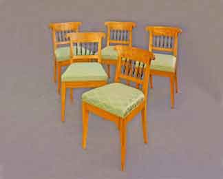 Auf dem Bild sind fünf Biedermeier-Stühle mit grünem Bezug aus Apfelbaum zu sehen.