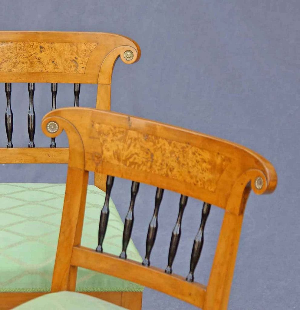 Auf diesem Bild sind zwei Lehnen von Biedermeier-Stühlen zu sehen. Alle Stühle zusammen sind ein Satz von fünf gleichen Biedermeier-Stühlen.