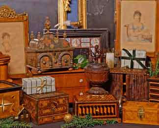 Antiquitaeten kaufen behalten verkaufen. Das Bild zeigt alte Gegenstände die auch als Antiquitaeten bezeichnet werden. Es sind kleine Schatullen, Miniaturmöbel, Bilder , Skulpturen, Spiegel ...