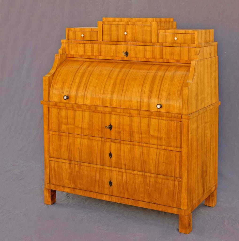 Biedermeier Zylinderbüro Kirschbaum Bild ist das geschlossene Biedermeier- Zylinderbüro aus Kirschbaum zu sehen