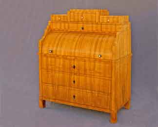 Auf dem Foto ist ein Biedermeier-Zylinderbüro Kirschbaum zu sehen.