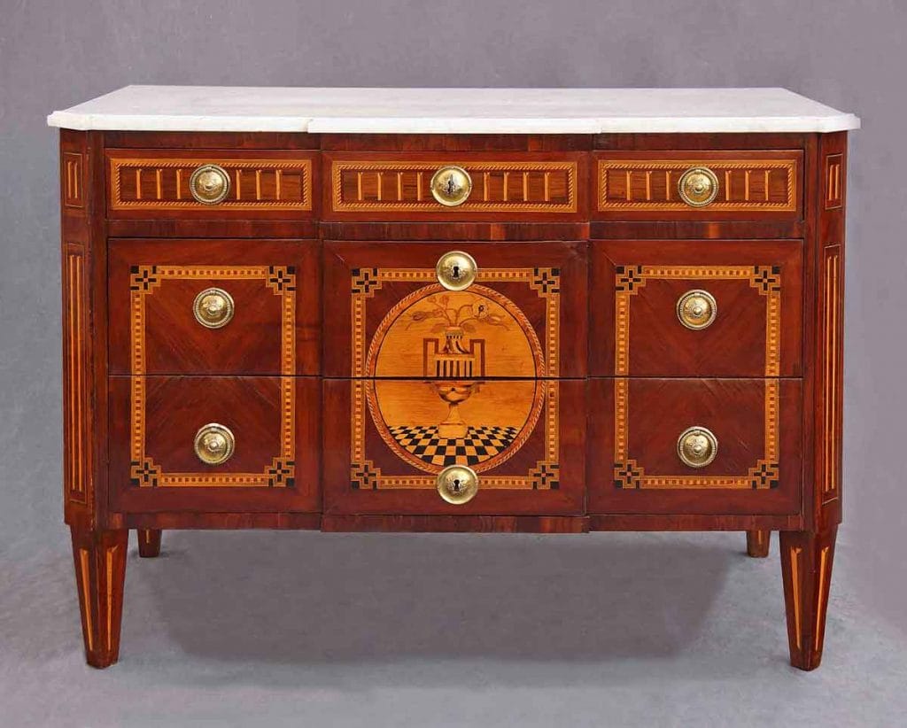 Louis XVI Kommode Ansicht Auf dem Foto ist die Kommode in der Ansicht direkt von vorne zu sehen.
