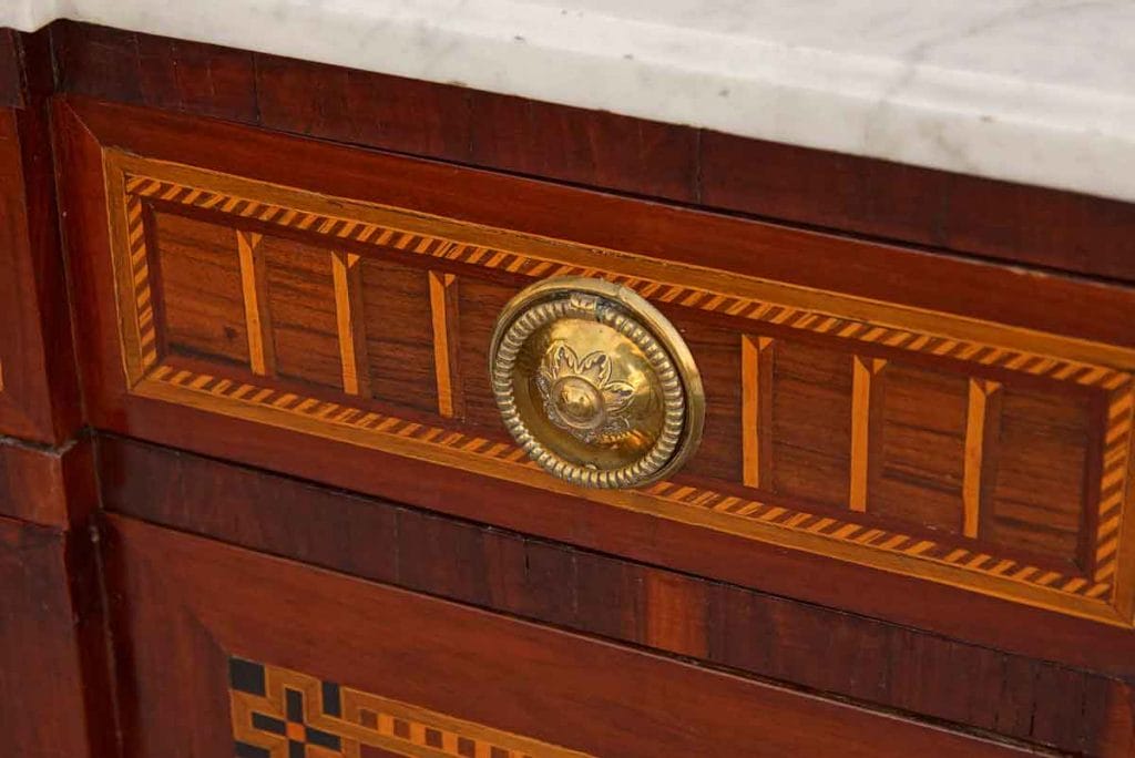 Louis XVI Kommode Detail1 Detail der oberen Schublade der Louis-seize-Kommode
