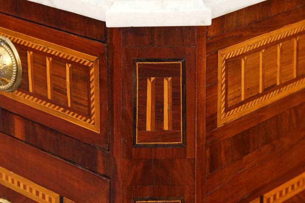 Louis XVI Kommode Eigenschaften Ecke einer Louis-seize-Kommode mit eingelegten Bändern und Marmorplatte