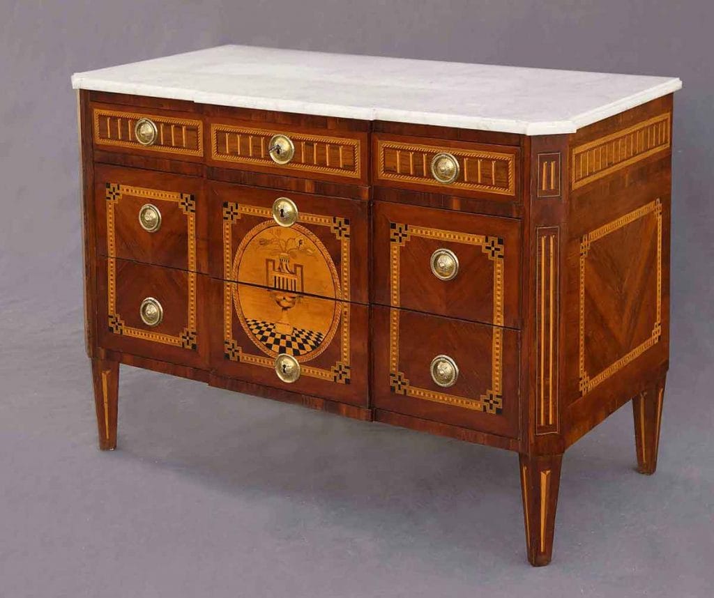 Louis XVI Kommode Marketerie Auf dem Bild ist ein antikes Möbel zu sehen. Es ist eine Kommode aus dem späten 18. Jahrhundert. Eine Louis-XVI-Kommode