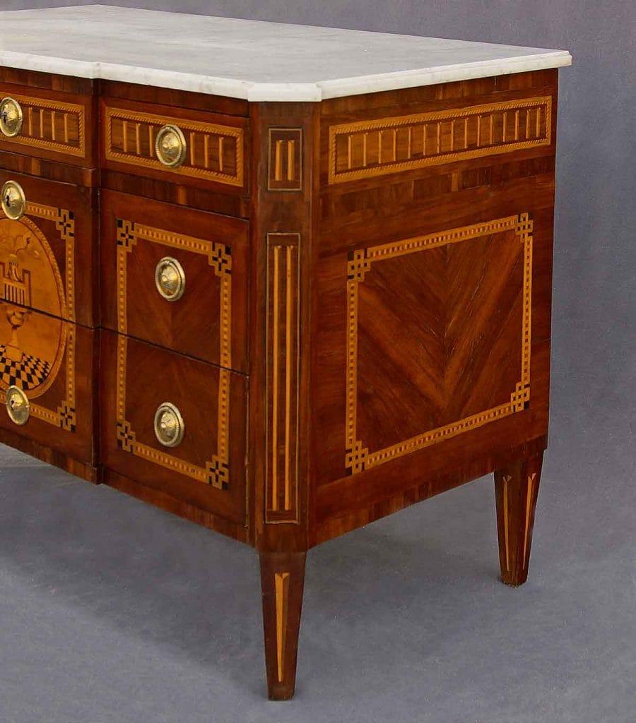 Louis XVI Moebel Kommode Blick auf die rechte Seite der Kommode