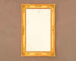 Auf dem Bild ist ein typischer vergoldeter Empire-Spiegel mit originalem Spiegelglas.