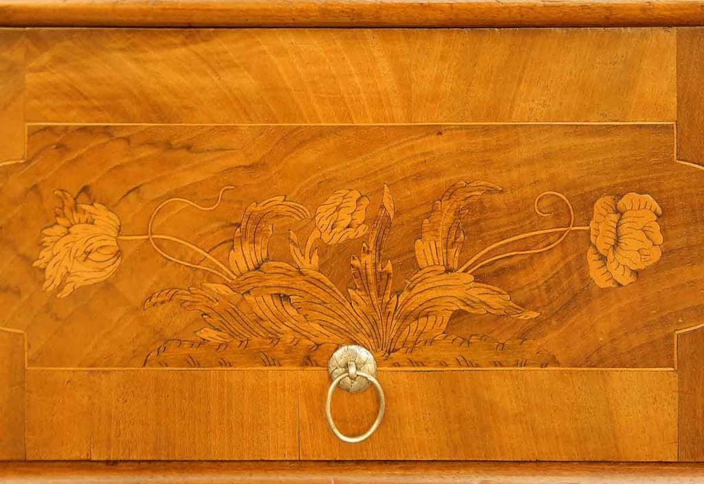 Barock Kommode Kirchheim Teck Intarsie Blumenmarketerie auf der mittleren Schublade der Barock-Kommode