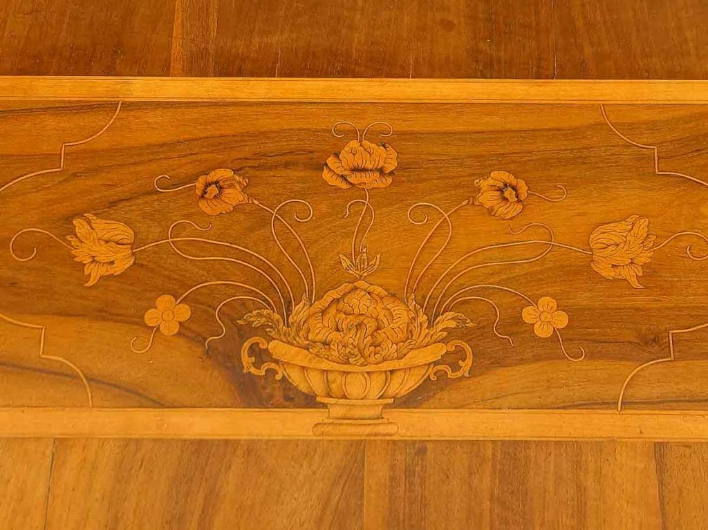 Barock Kommode Kirchheim Teck Intarsien Auf dem Bild ist eine Blumenintarsie auf der Platte der Kommode zu sehen