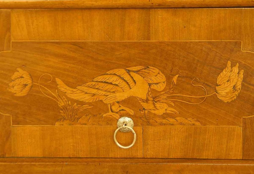 Barock Kommode Kirchheim Teck Marketeriebild Marketerie eines zwischen Pflanzen sitzenden Raubvogels