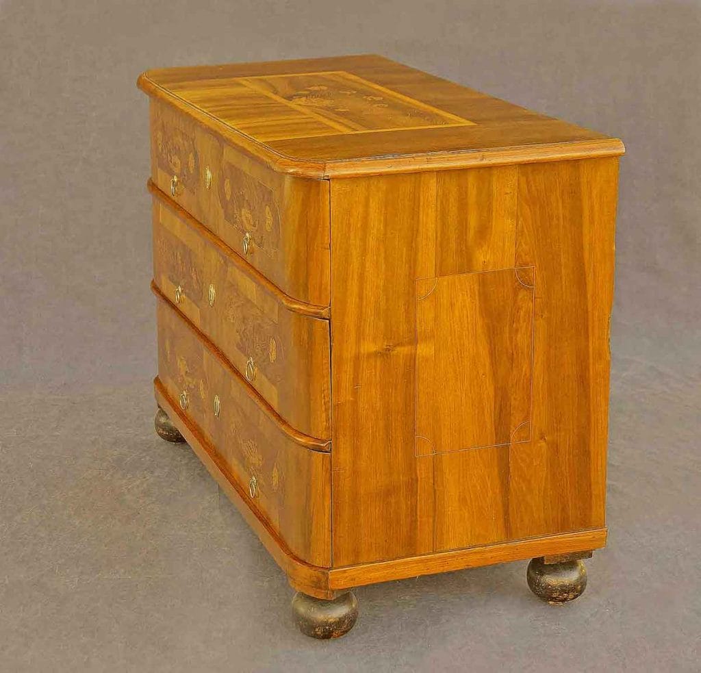 Barock Kommode Kirchheim Teck3 Blick auf die Seite einer Barock-Kommode