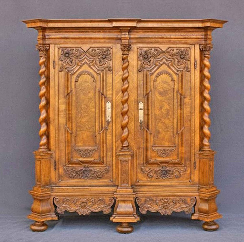 1Barockschrank Schöner antiker Schrank aus dem18. Jahrhundert