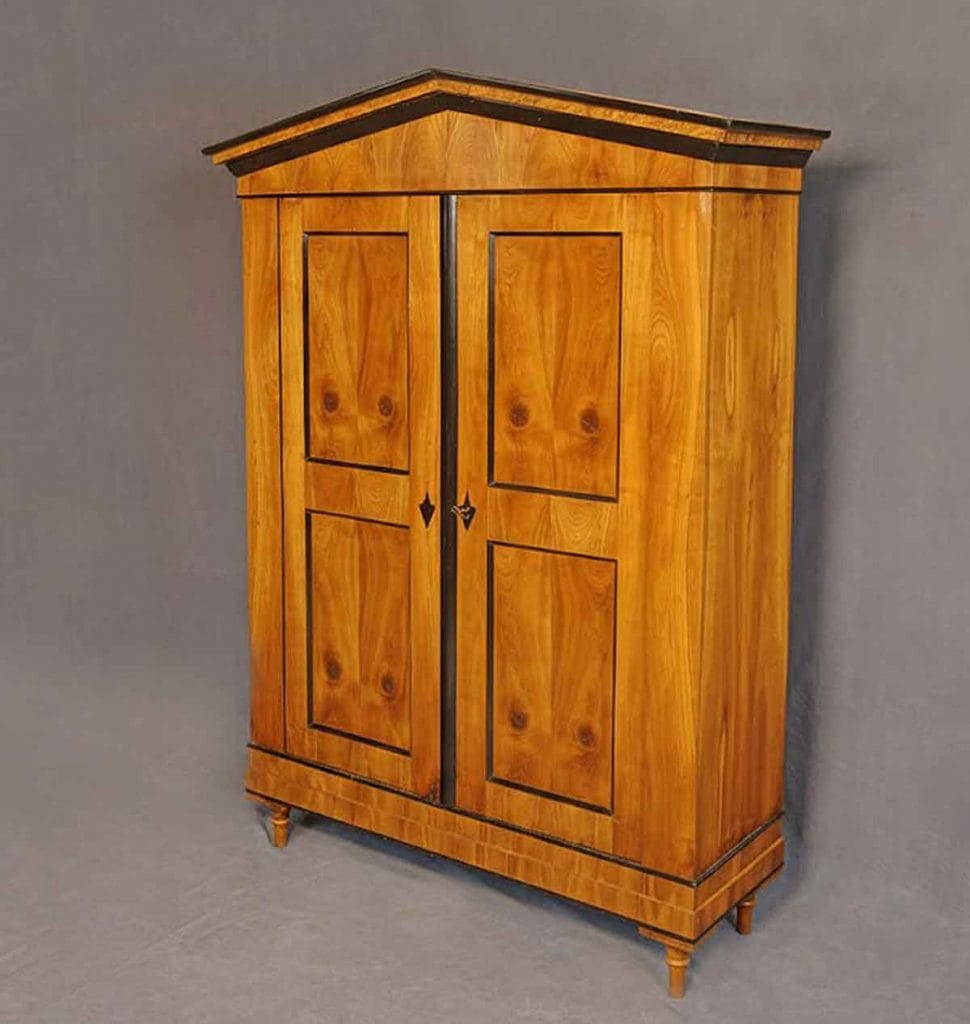 1Biedermeier Schrank 1 Blick von rechts vorne auf einen Biedermeier-Schrank