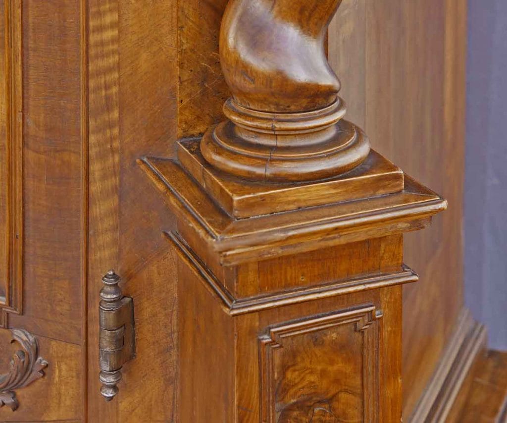 Barock Schrank Saeulenbasis Detail Detailbild von der rechten unteren Ecke eines Barock-Schrankes