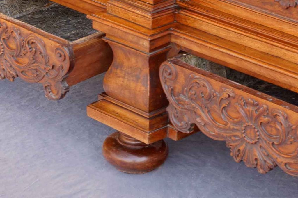 Barock Schrank Schubladen Detail Barockschrank-Sockel mit integrierten Schubladen