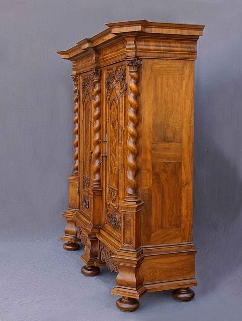 Barock Schrank Seite Detail1 Mächtiger Barock-Schrank von der Seite gesehen