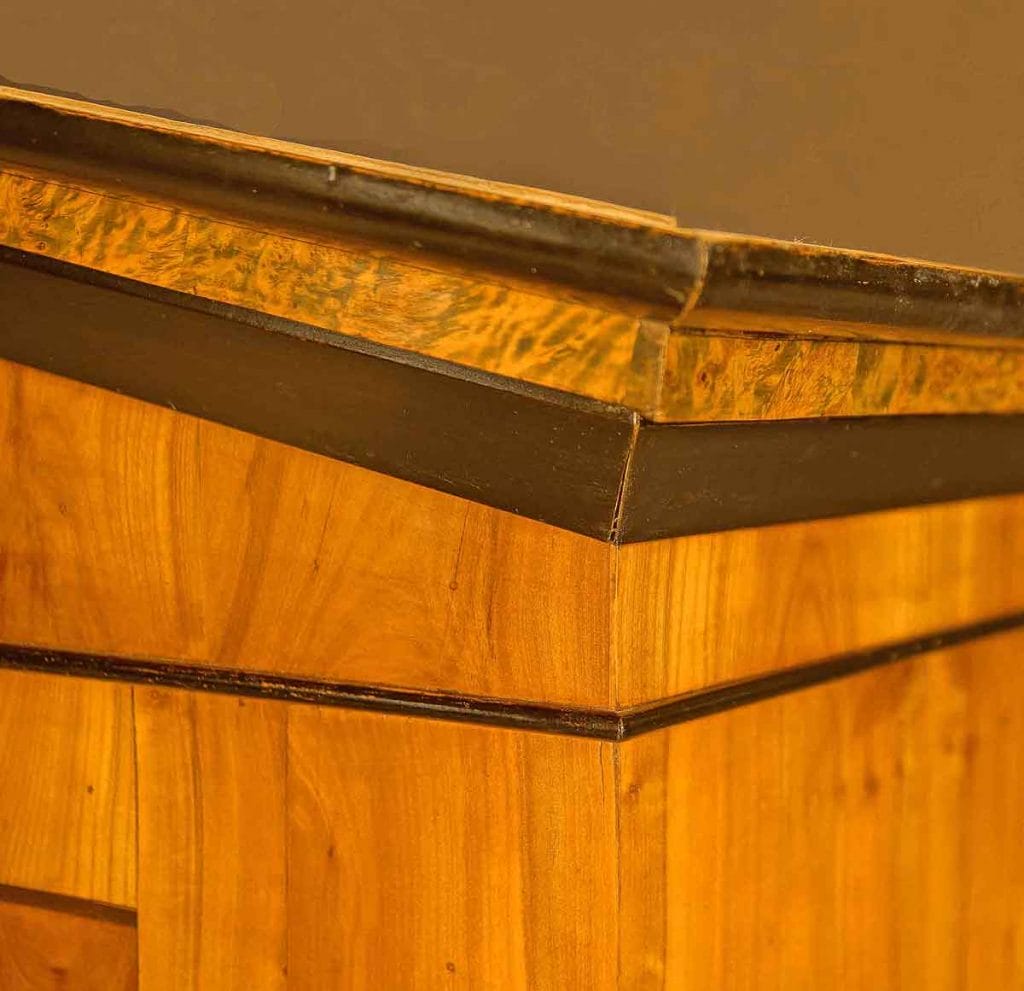Biedermeier Schrank2 Detail eines antiken Möbels