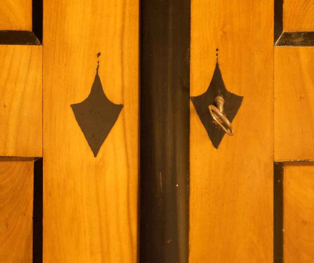 Biedermeier Schrank3 Detail der Schlüssellochzierden