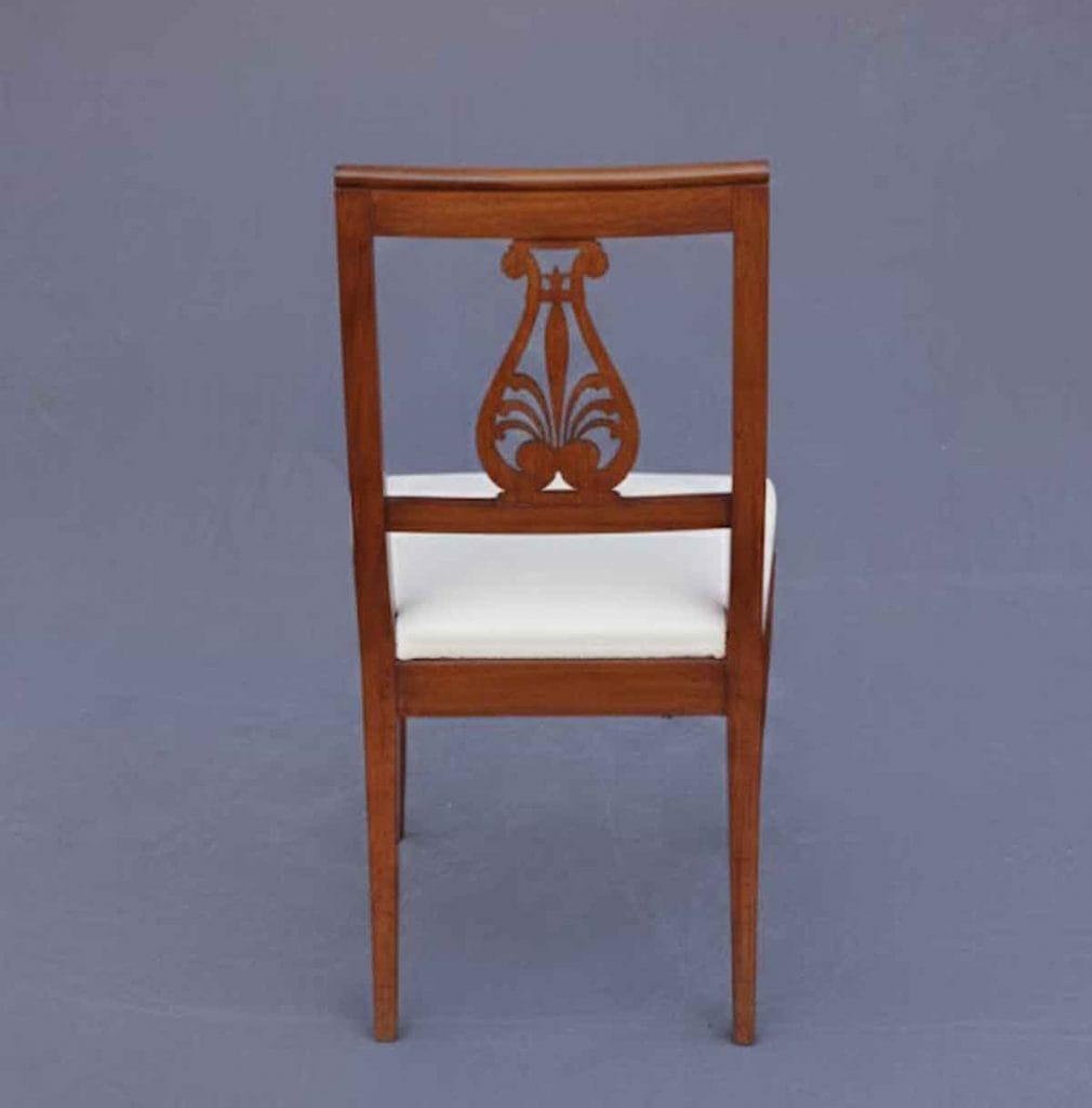 Biedermeier Stuhlsatz Rueckseitig Einer der Biedermeier-Stühle von hinten gesehen