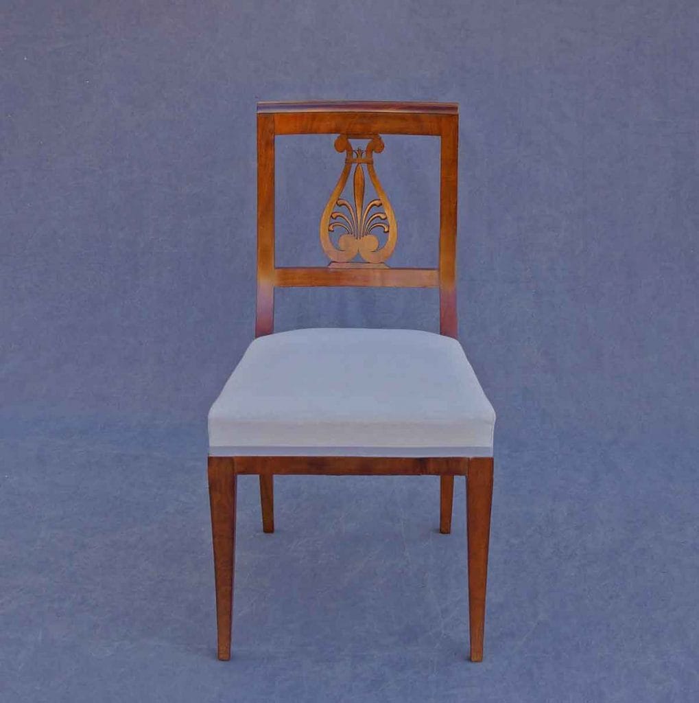 Biedermeier Stuhlsatz2 Biedermeierstuhl aus Mahagoni von vorne gesehen