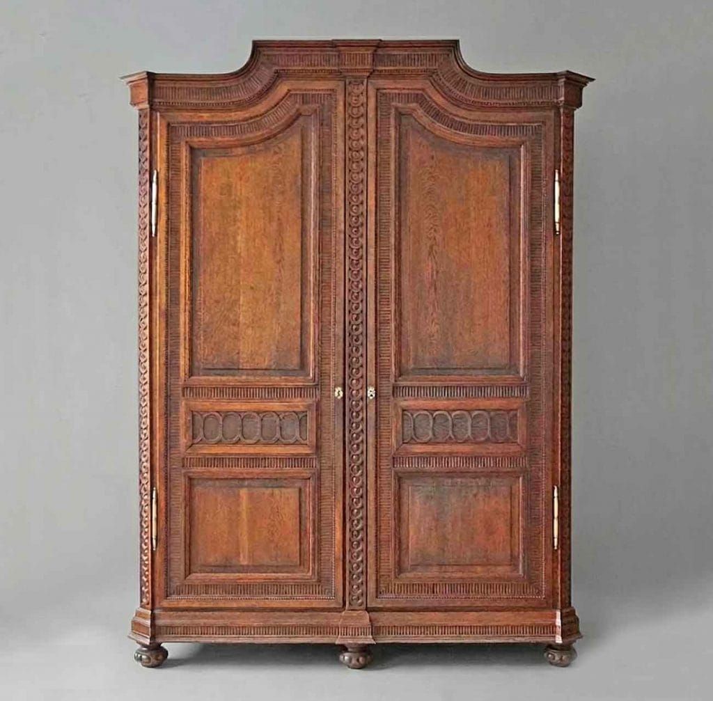 Grosser Louis XVI Schrank Dielenschrank des späten 18. Jahrhunderts