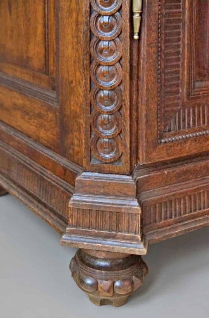 Grosser Louis XVI Schrank Fuss Fußdetail eines Schrankes um 1780