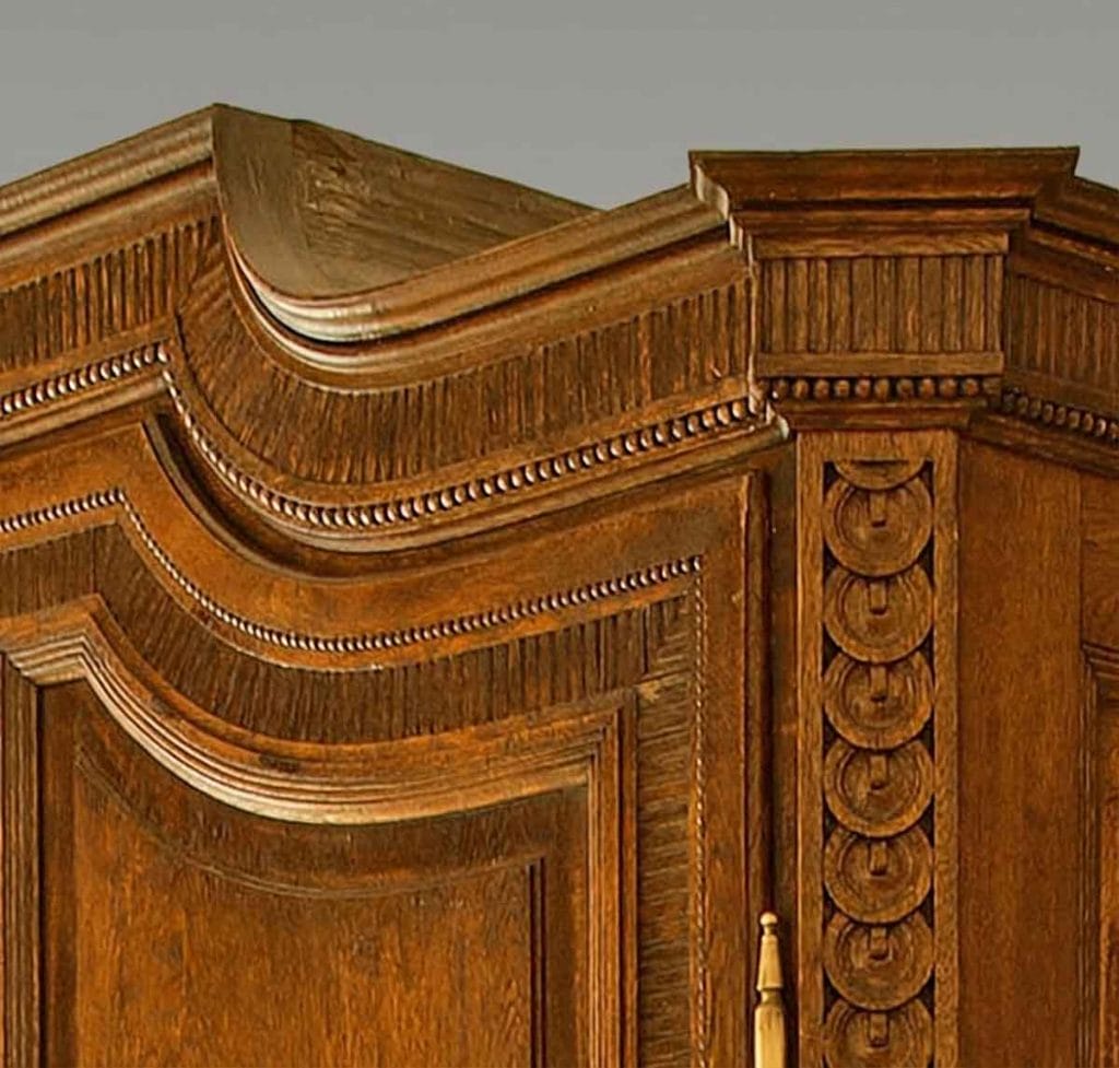 Grosser Louis Seize Schrank Ecke Oben Eckdetail eines Schrankes