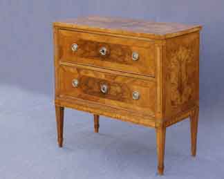 Kleine Kommode aus dem letzten Viertel des 18. Jahrhunderts