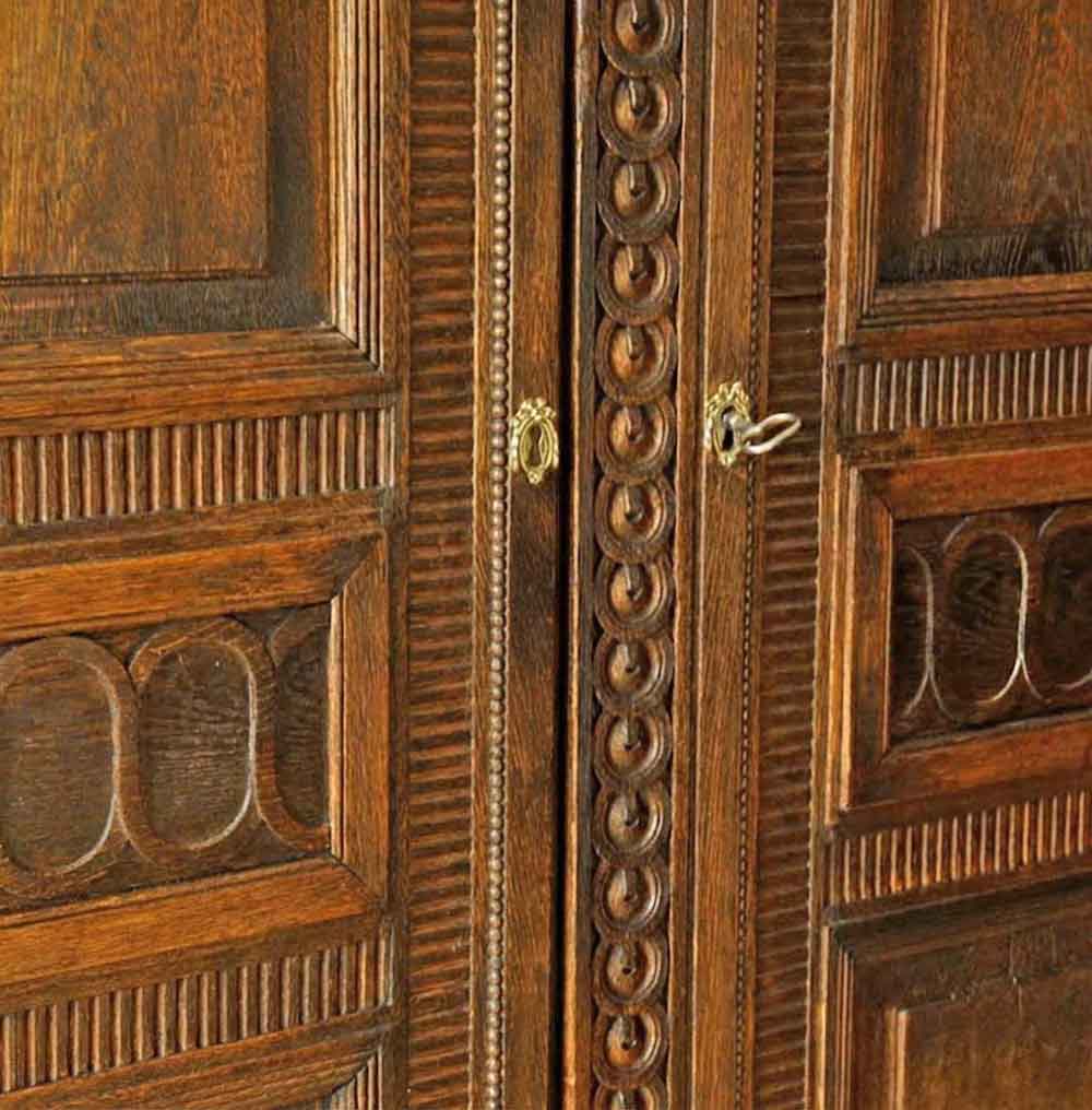 Louis Seize Schrank Schlüsselschilder Zentrum eines Schrankes mit aufwändiger Schnitzerei
