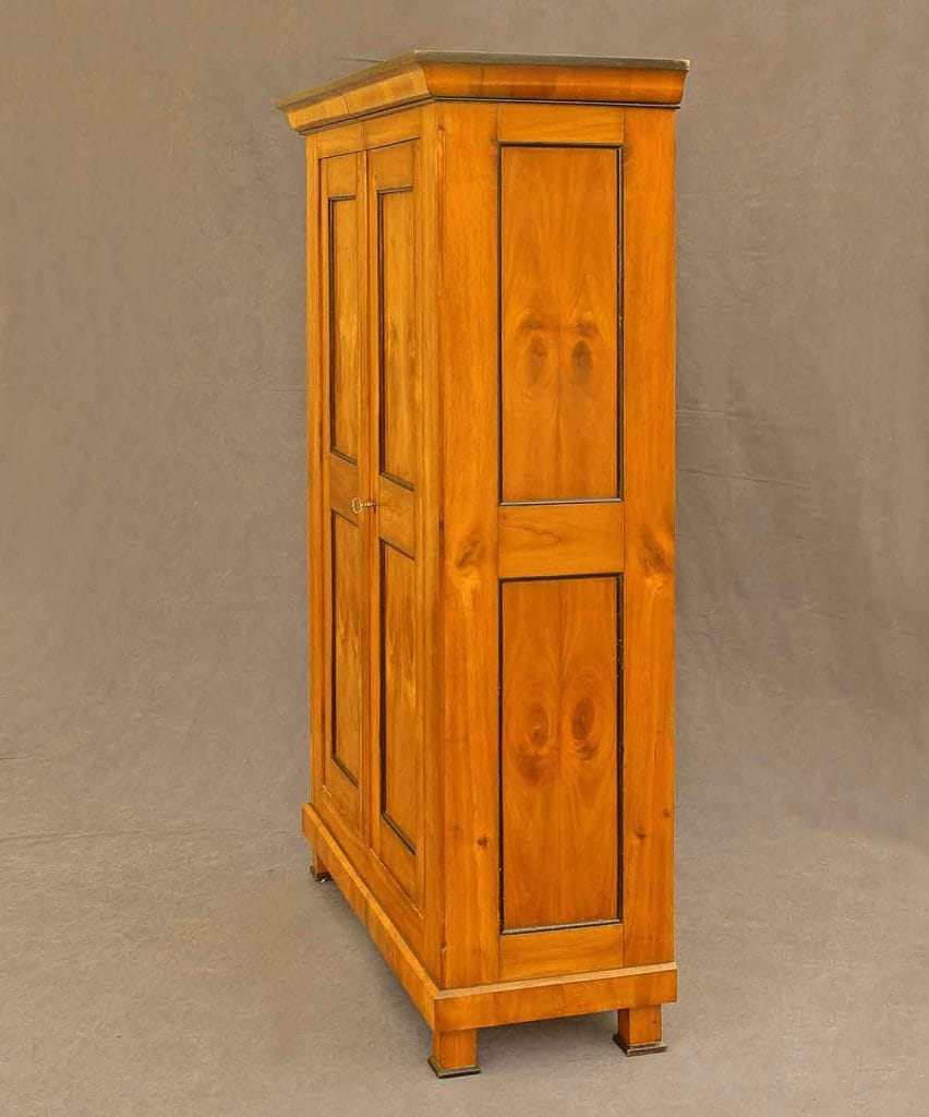 Schrank Biedermeier Seite Seite eines Kirschbaum-Schrankes
