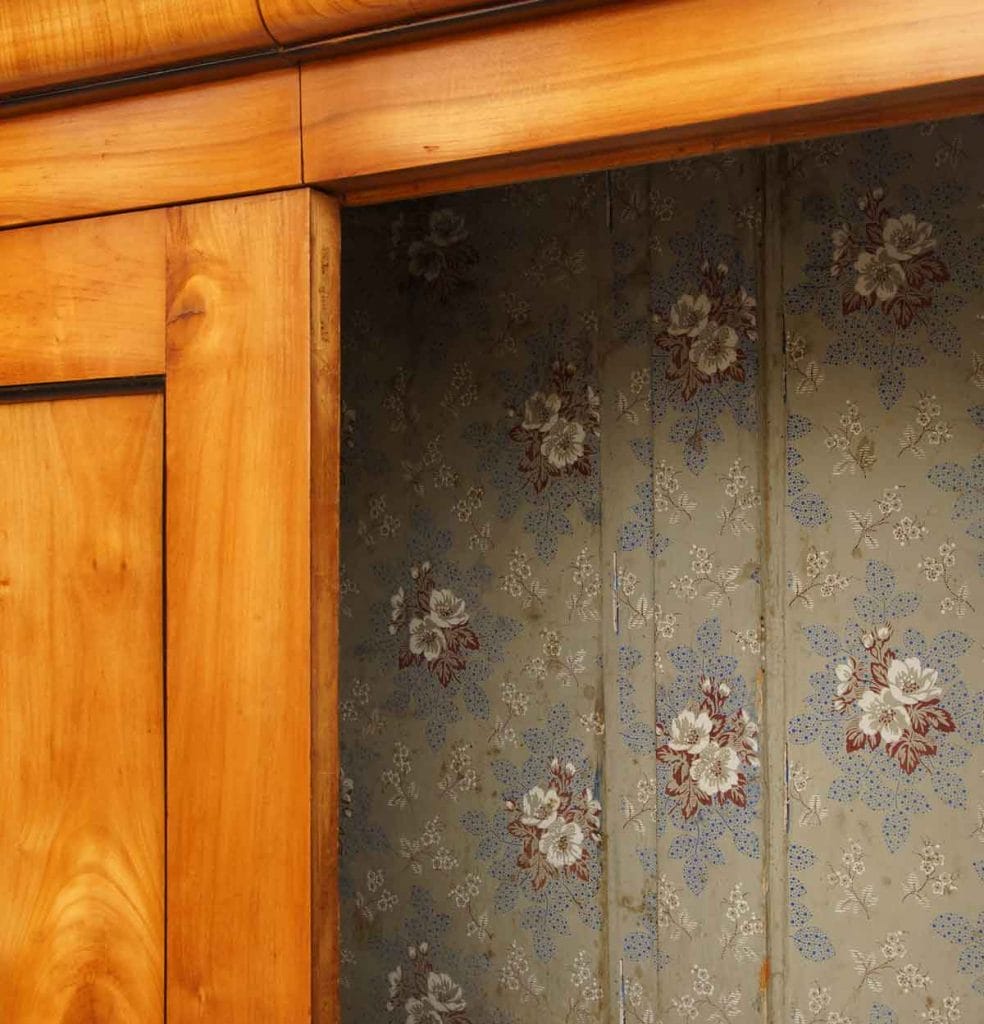 Schlichter Biedermeier Schrank Innen Blick in einen Biedermeier-Schrank