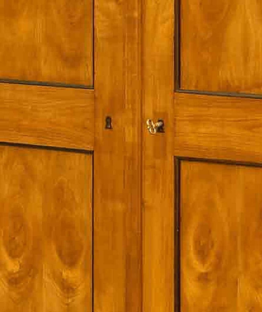 Schrank Biedermeier Schluesselbuchsen Schlossbereich eines Schrankes aus dem frühen 19. Jahrhundert