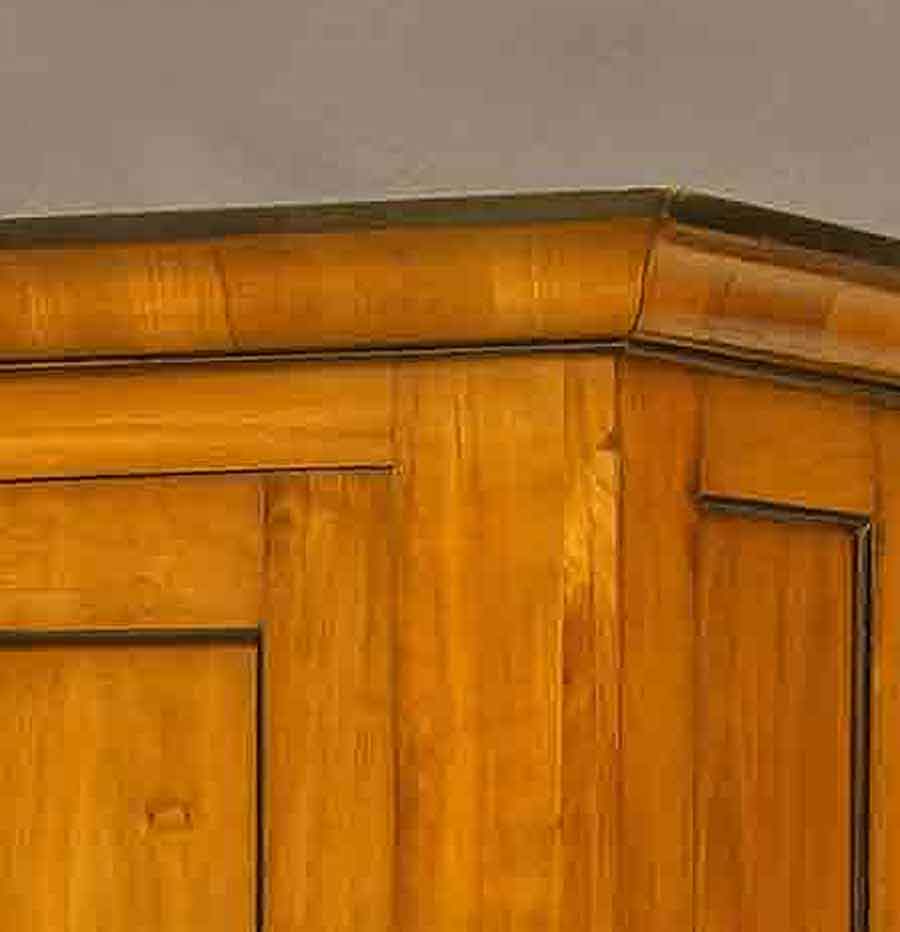 Schrank Siedermeier Ecke Oben Detail eines Schrankes aus der frühen Zeit des 19. Jahrhunderts