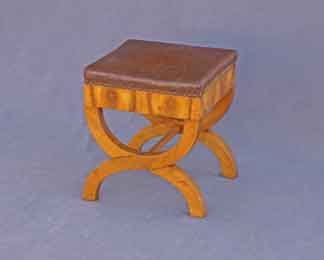 Hocker aus der Biedermeierzeit.