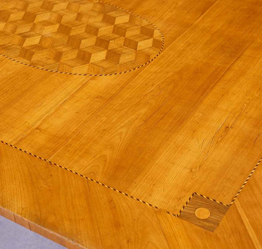 Louis XVI Tischplatte2 Detail einer Tischplatte: Sie zeigt ein zentrales, ovales Medaillon mit einem geometrischen 3D-Würfelmuster
