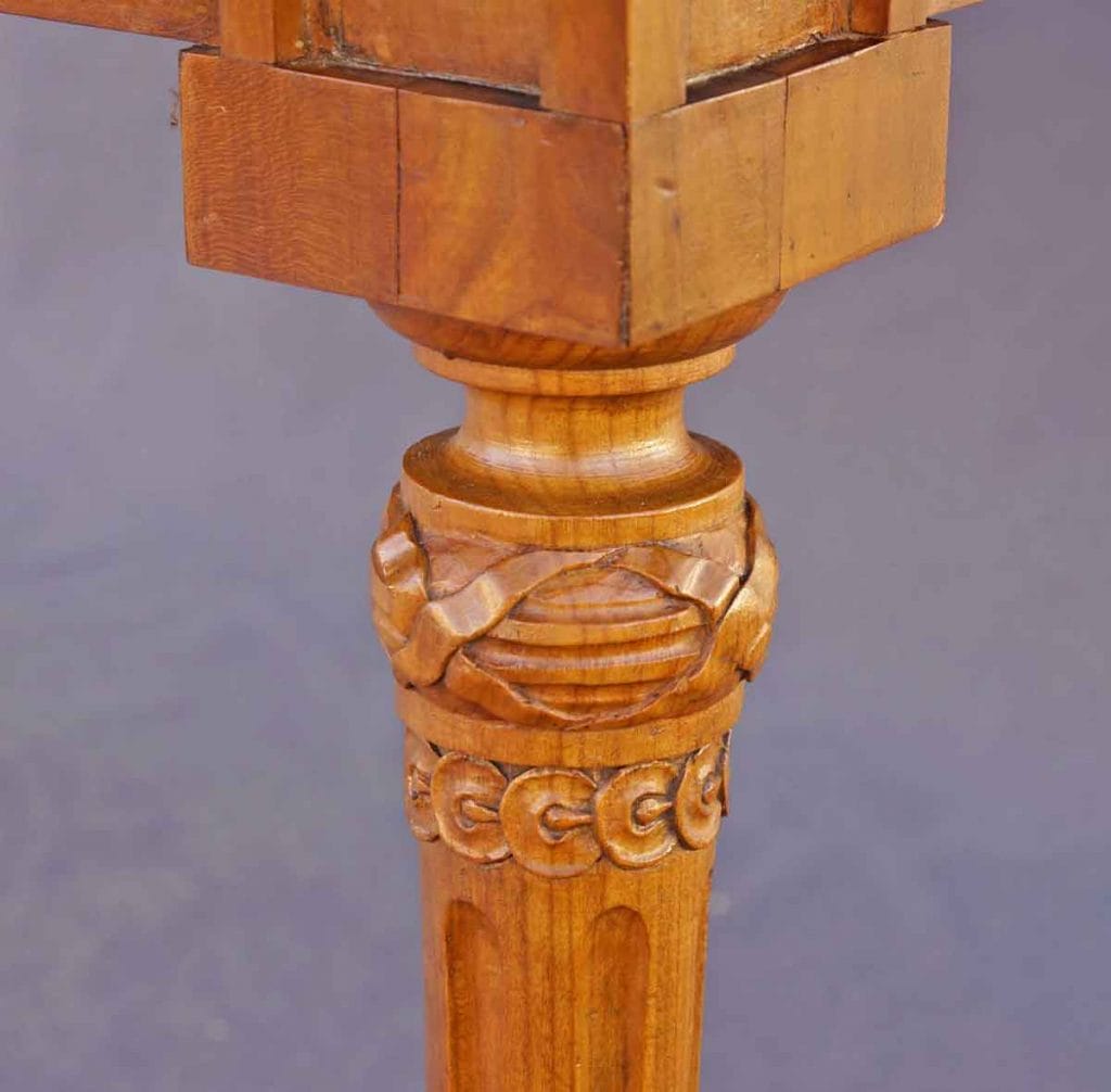 Louis Seize Tischbein Detailansicht eines kannelierten Tischbeins eines Louis-seize-Tisches